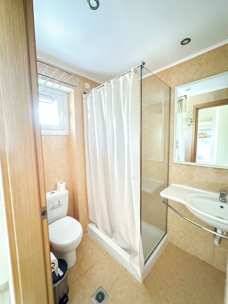 Kavos Plaza Hotel — Hotel rooms in Lefkimmi (Corfu), Ionian Islands
