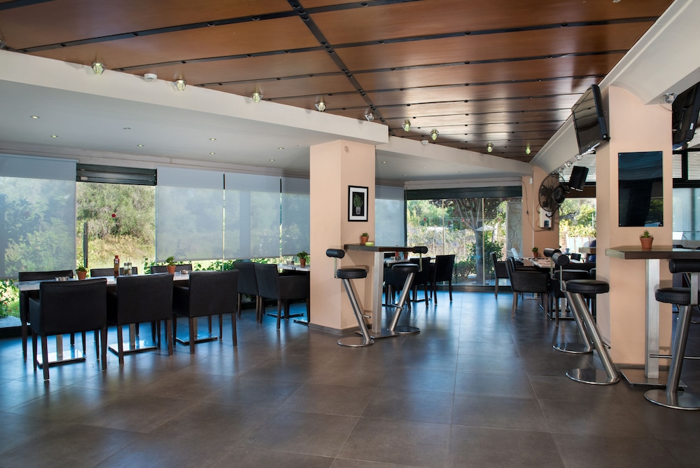 Kavos Plaza Hotel — Restaurant & bars in Lefkimmi (Corfu), Ionian Islands
