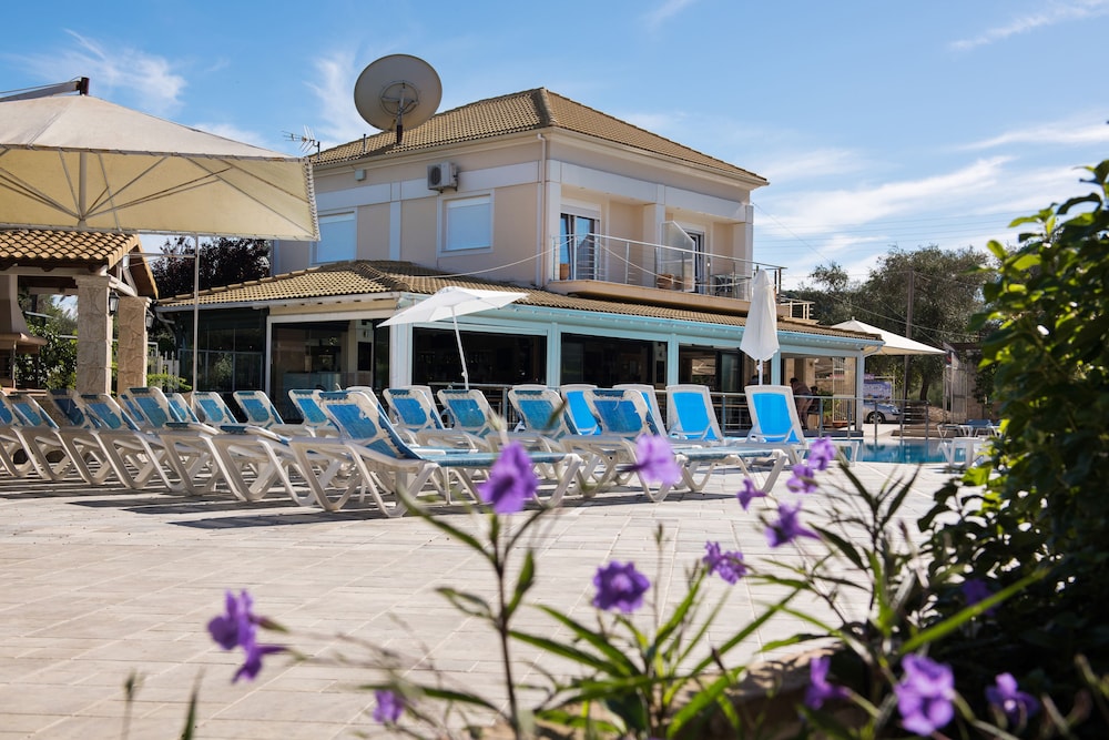 Kavos Plaza Hotel — Hotel building in Lefkimmi (Corfu), Ionian Islands