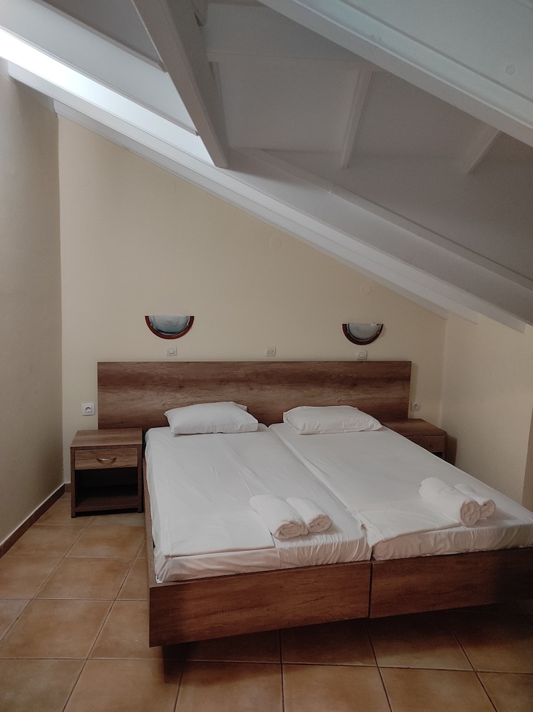 Kavos Plaza Hotel — Hotel rooms in Lefkimmi (Corfu), Ionian Islands