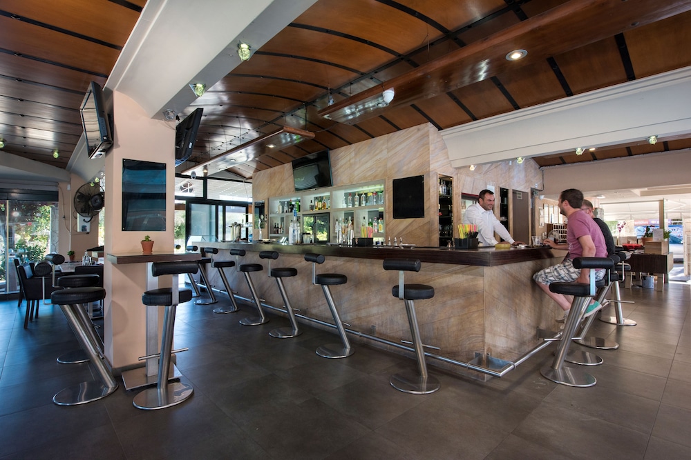 Kavos Plaza Hotel — Restaurant & bars in Lefkimmi (Corfu), Ionian Islands