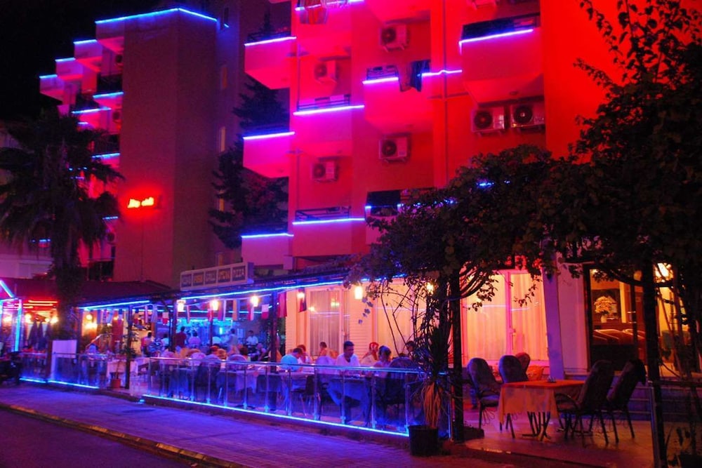 Kleopatra İkiz Otel — Restaurant & bars in Alanya