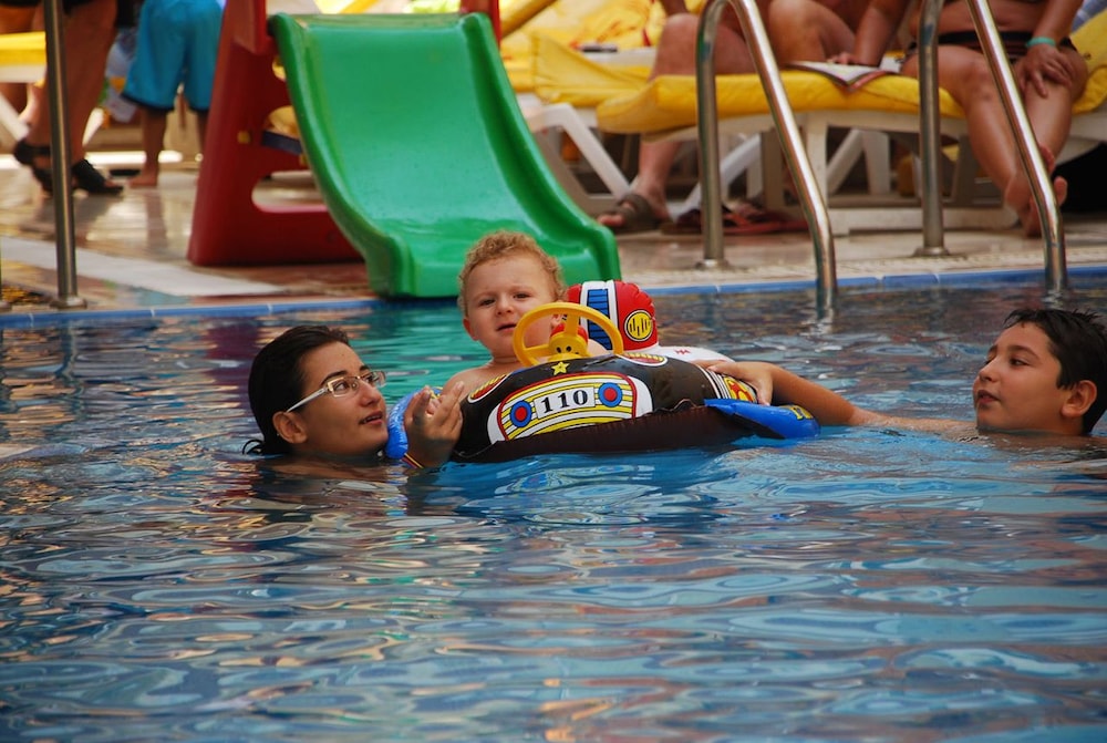 Kleopatra İkiz Otel — Swimming pool in Alanya
