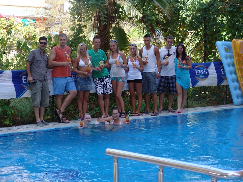 Kleopatra İkiz Otel — Swimming pool in Alanya