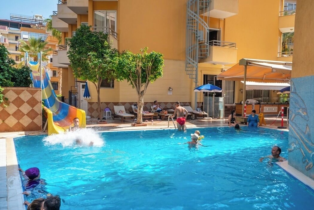 Kleopatra İkiz Otel — Swimming pool in Alanya