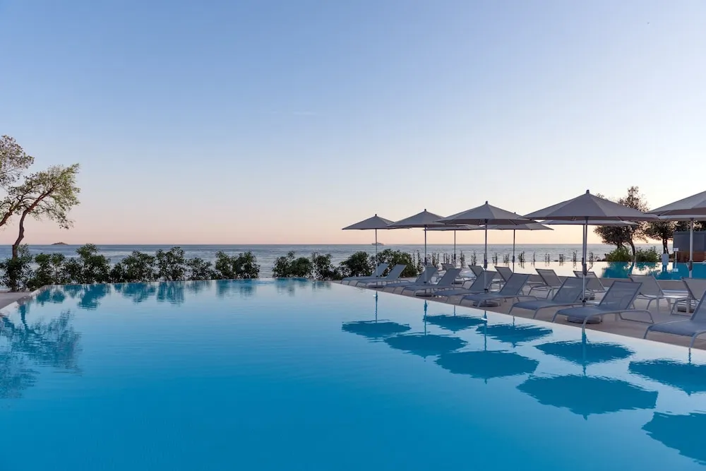 Maistra Select Amarin Resort