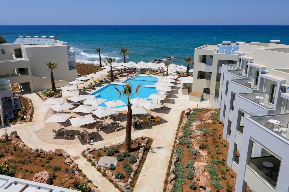 Harmony Rethymno Beach Hotel — Swimming pool in Rethymnon