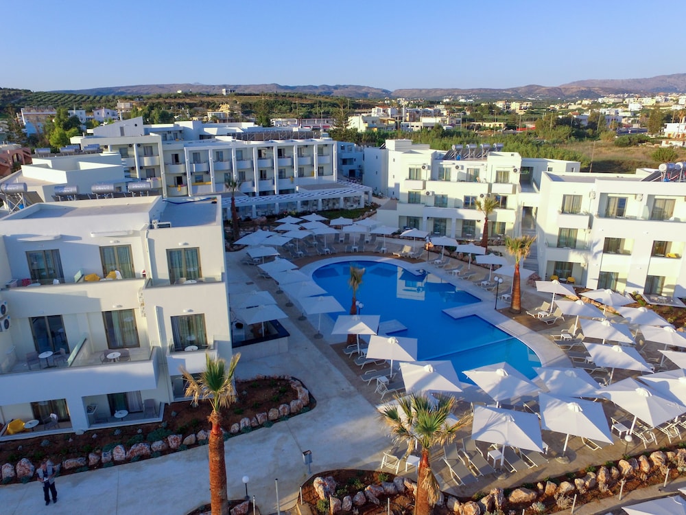 Harmony Rethymno Beach Hotel — Swimming pool in Rethymnon