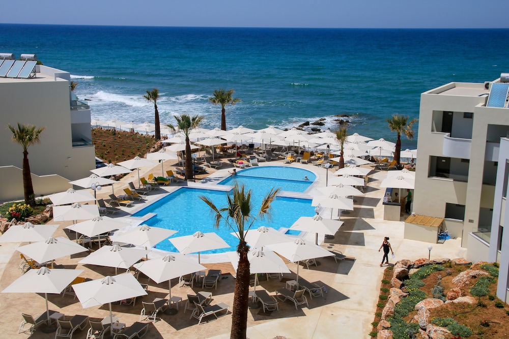 Harmony Rethymno Beach Hotel — Swimming pool in Rethymnon