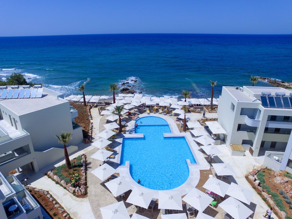 Harmony Rethymno Beach Hotel — Swimming pool in Rethymnon