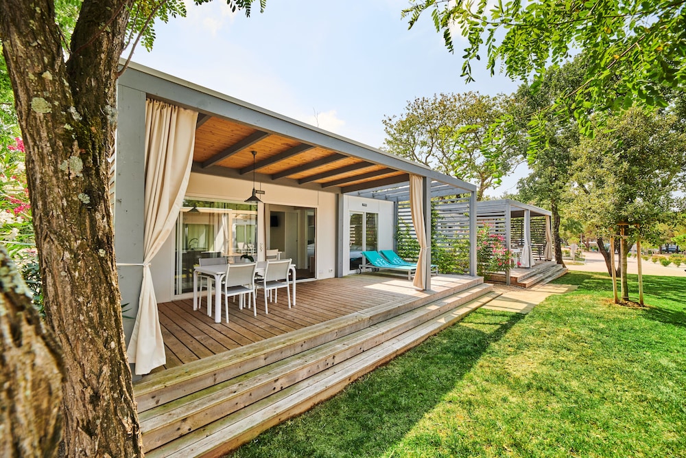Mobile Homes Stella Maris — Hotel building in Umag, Istria