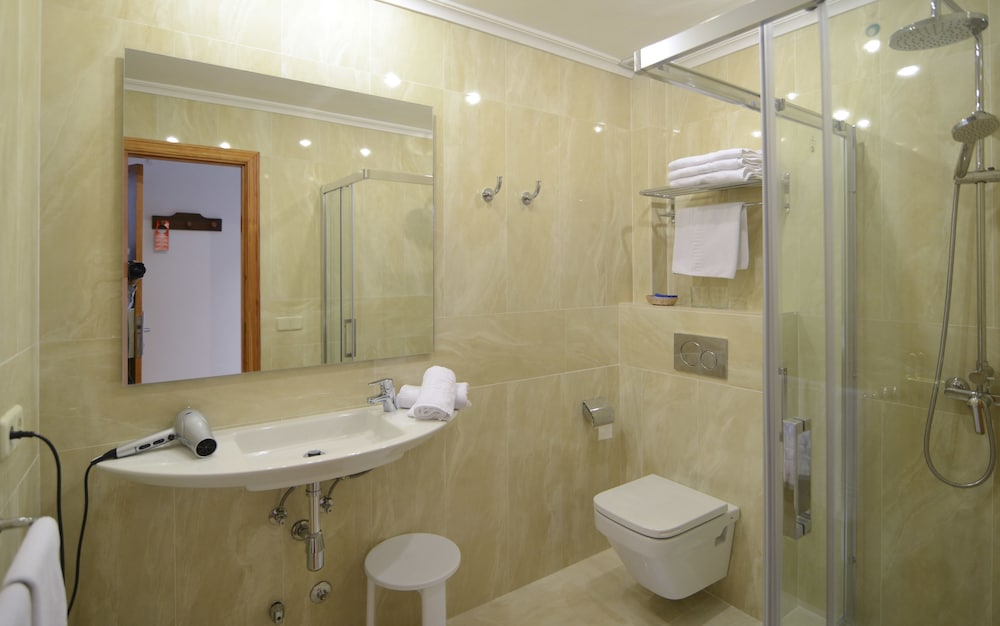 Hotel Amoros — Hotel rooms in Cala Ratjada, Balearic Islands