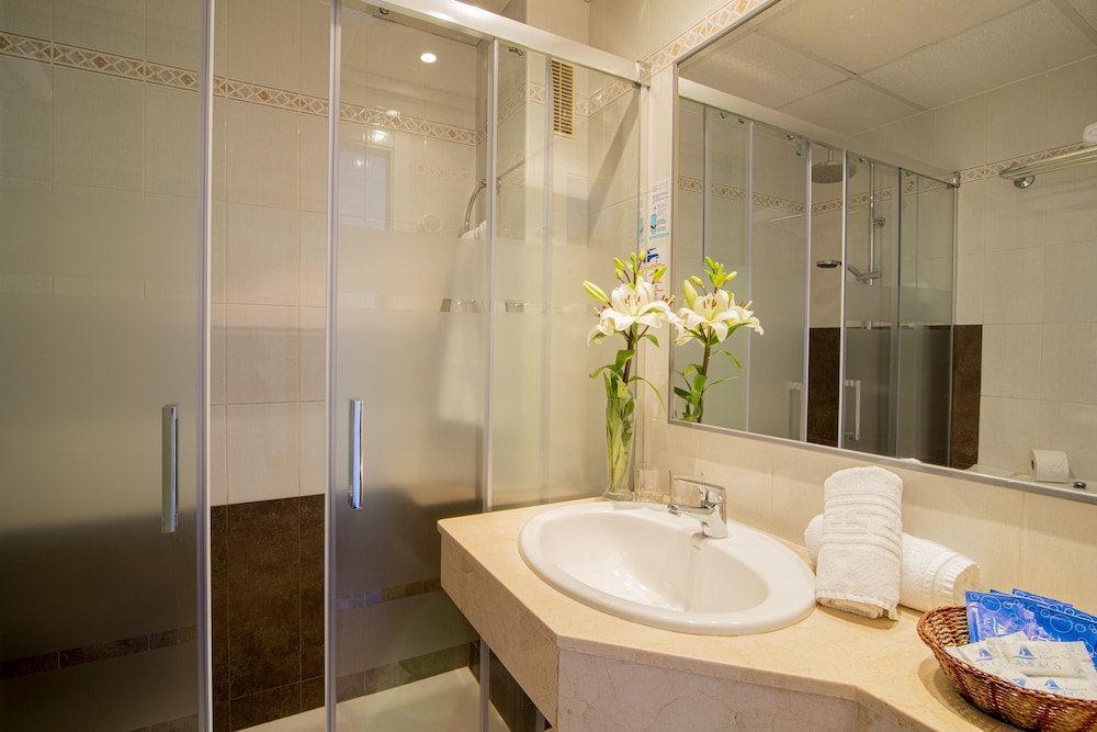 Hotel Amoros — Hotel rooms in Cala Ratjada, Balearic Islands