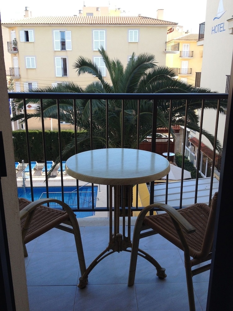 Hotel Amoros — Hotel rooms in Cala Ratjada, Balearic Islands