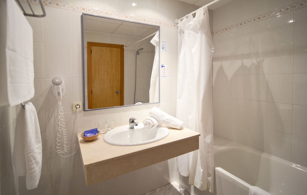Hotel Amoros — Hotel rooms in Cala Ratjada, Balearic Islands