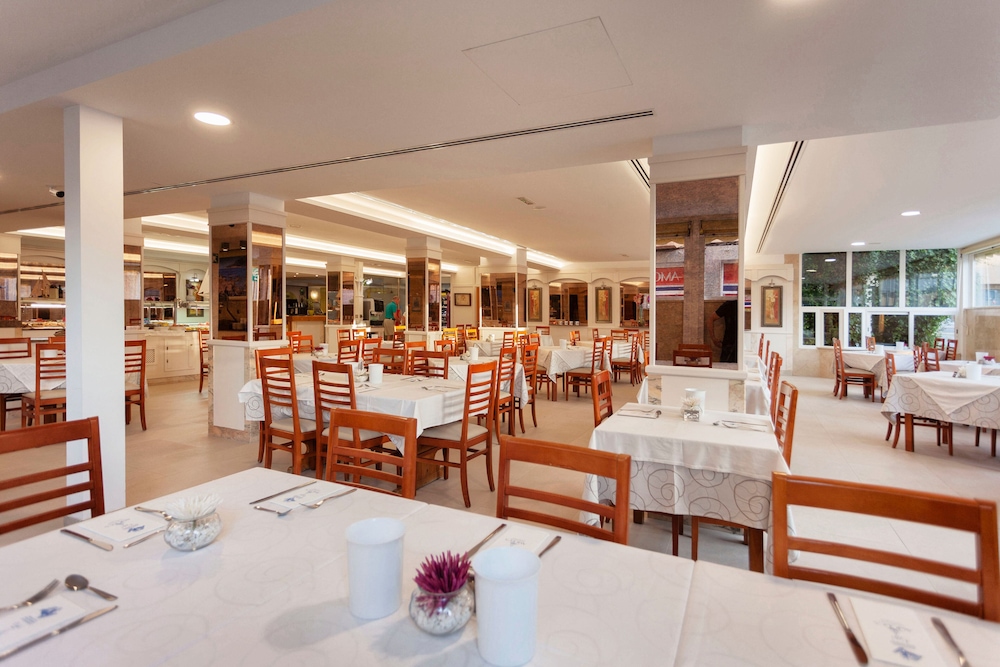 Hotel Amoros — Restaurant & bars in Cala Ratjada, Balearic Islands