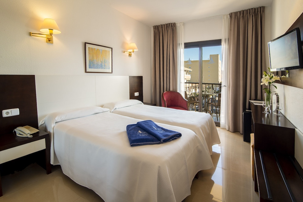 Hotel Amoros — Hotel rooms in Cala Ratjada, Balearic Islands