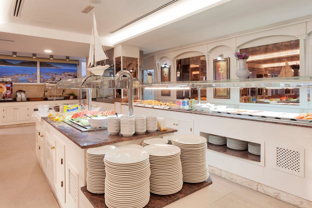 Hotel Amoros — Restaurant & bars in Cala Ratjada, Balearic Islands