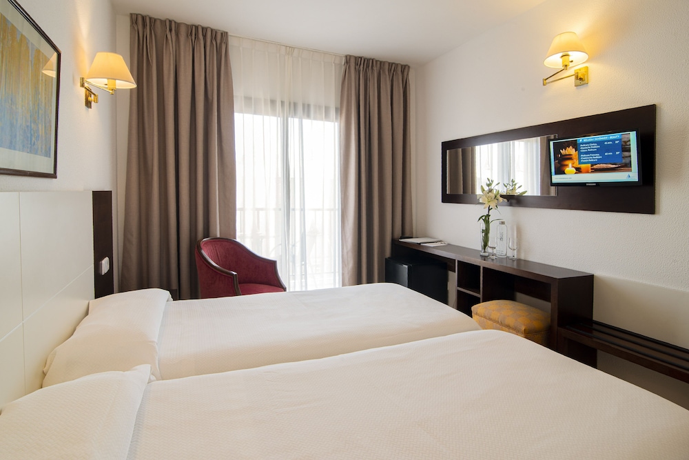 Hotel Amoros — Hotel rooms in Cala Ratjada, Balearic Islands