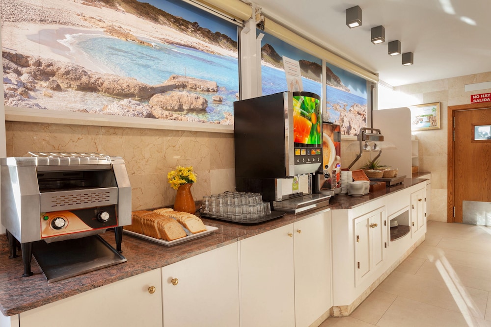 Hotel Amoros — Restaurant & bars in Cala Ratjada, Balearic Islands