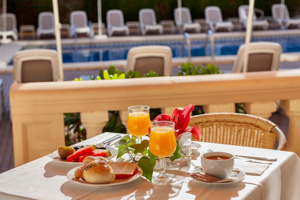 Hotel Amoros — Restaurant & bars in Cala Ratjada, Balearic Islands