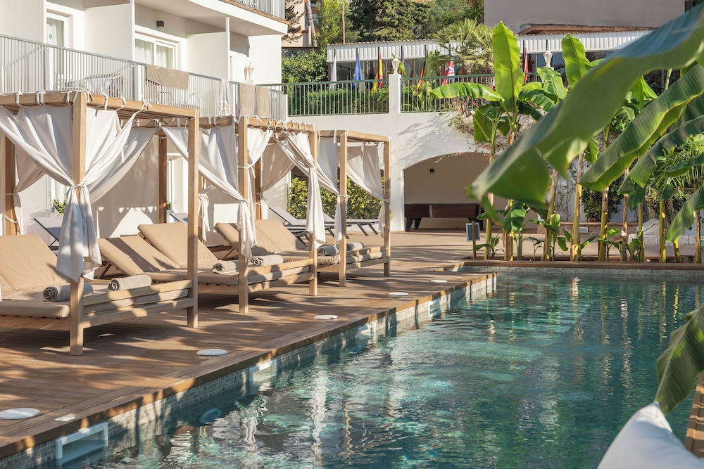 Valentin Grand Park Suite Hotel — Swimming pool in Peguera, Balearic Islands