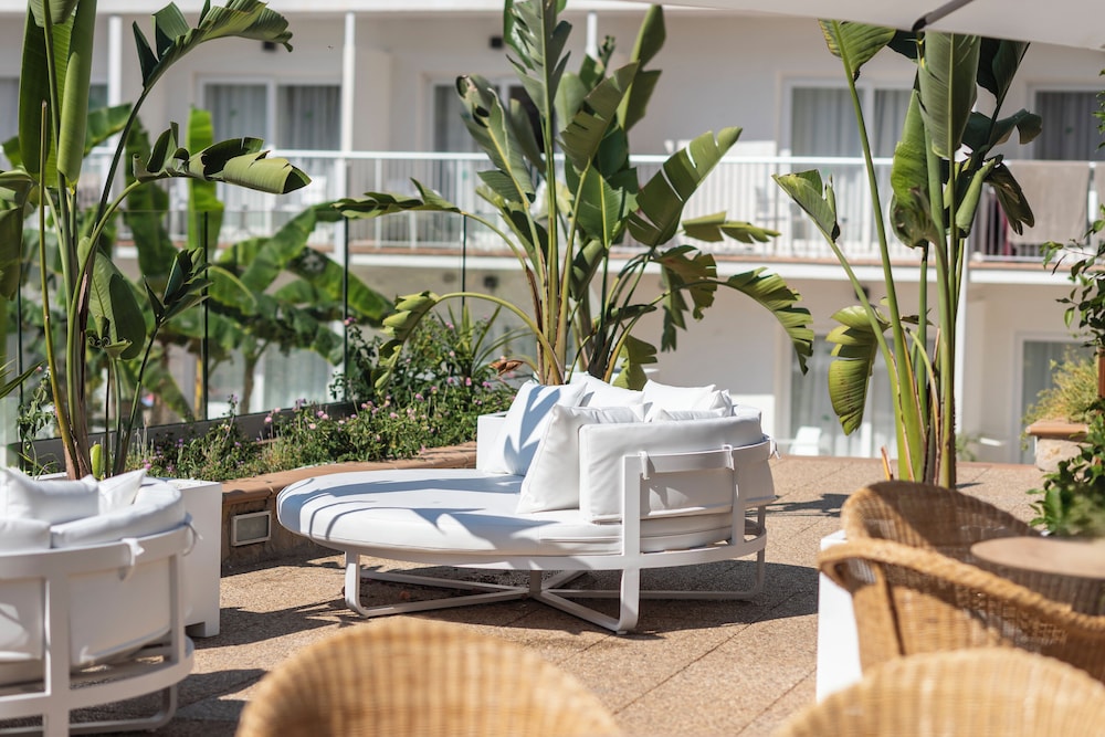 Valentin Grand Park Suite Hotel — Hotel building in Peguera, Balearic Islands