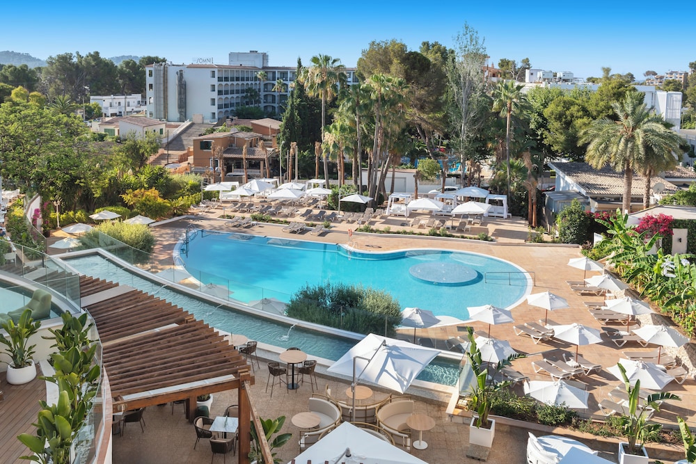 Valentin Grand Park Suite Hotel — Swimming pool in Peguera, Balearic Islands