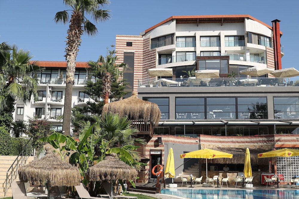 Pırıl Hotel Thermal & Beauty SPA — Hotel building in Cesme, Izmir