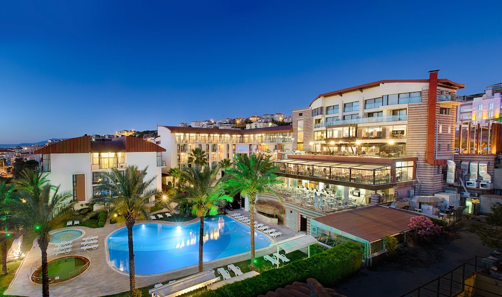 Pırıl Hotel Thermal & Beauty SPA — Hotel building in Cesme, Izmir