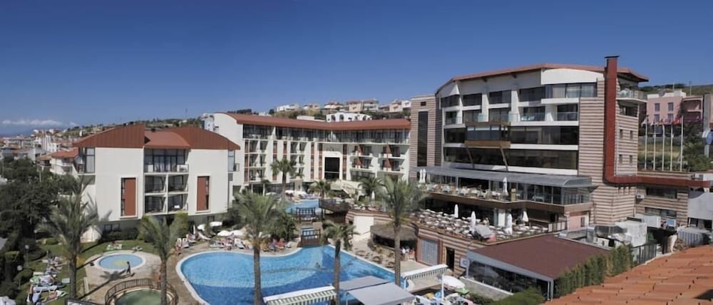Pırıl Hotel Thermal & Beauty SPA — Hotel building in Cesme, Izmir