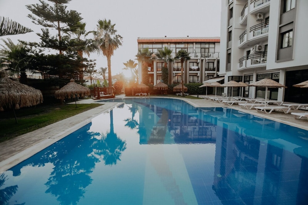 Pırıl Hotel Thermal & Beauty SPA — Swimming pool in Cesme, Izmir