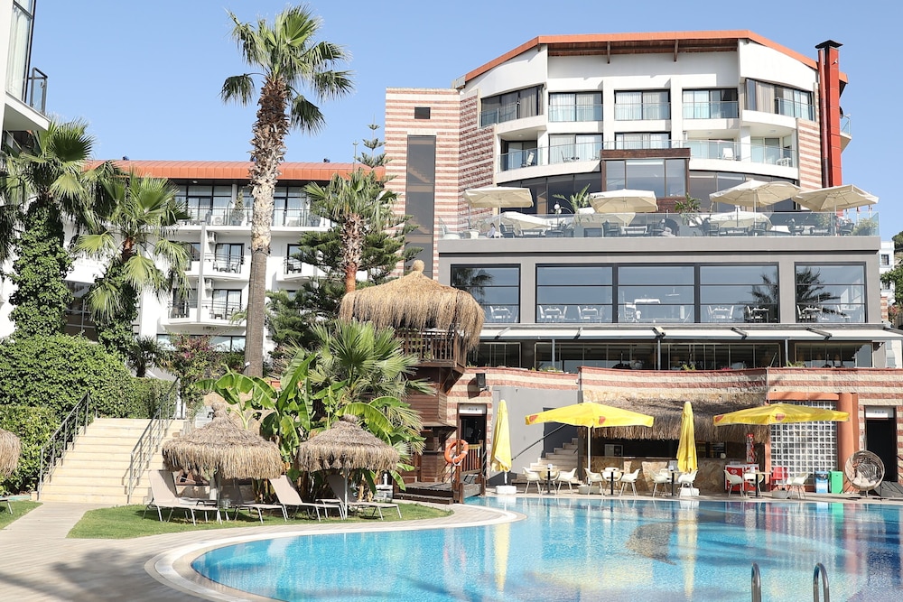 Pırıl Hotel Thermal & Beauty SPA — Swimming pool in Cesme, Izmir