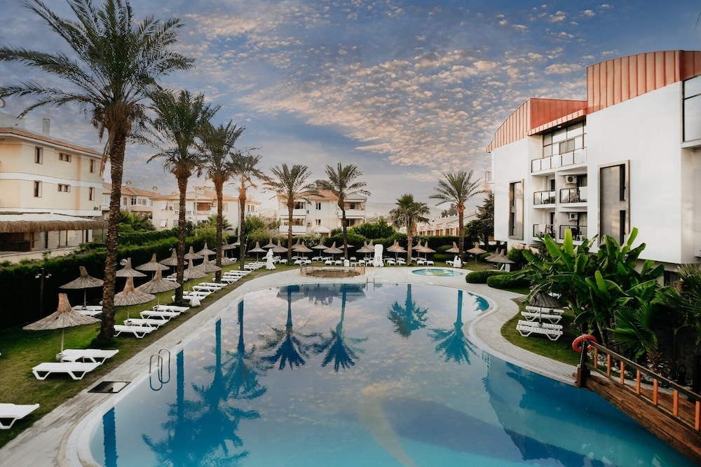 Pırıl Hotel Thermal & Beauty SPA — Main photo in Cesme, Izmir