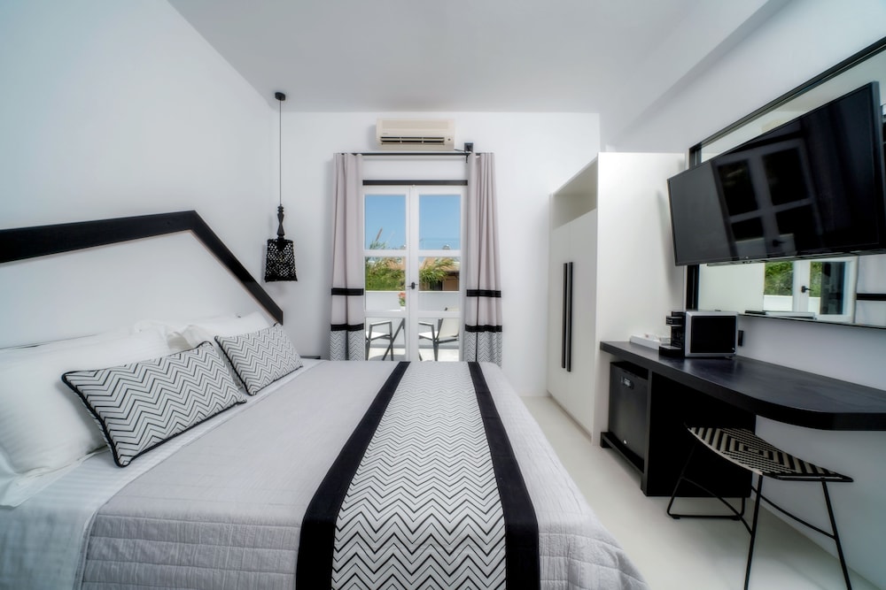 Divelia — Hotel rooms in Perissa, South Aegean