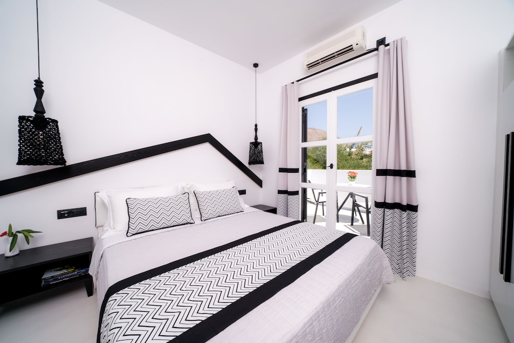 Divelia — Hotel rooms in Perissa, South Aegean