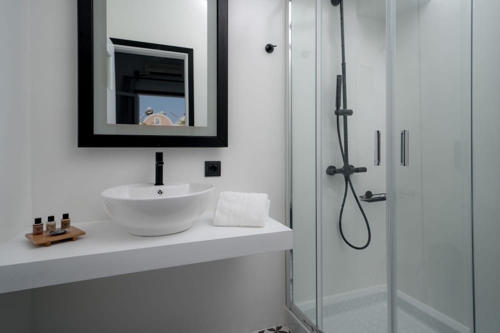 Divelia — Hotel rooms in Perissa, South Aegean