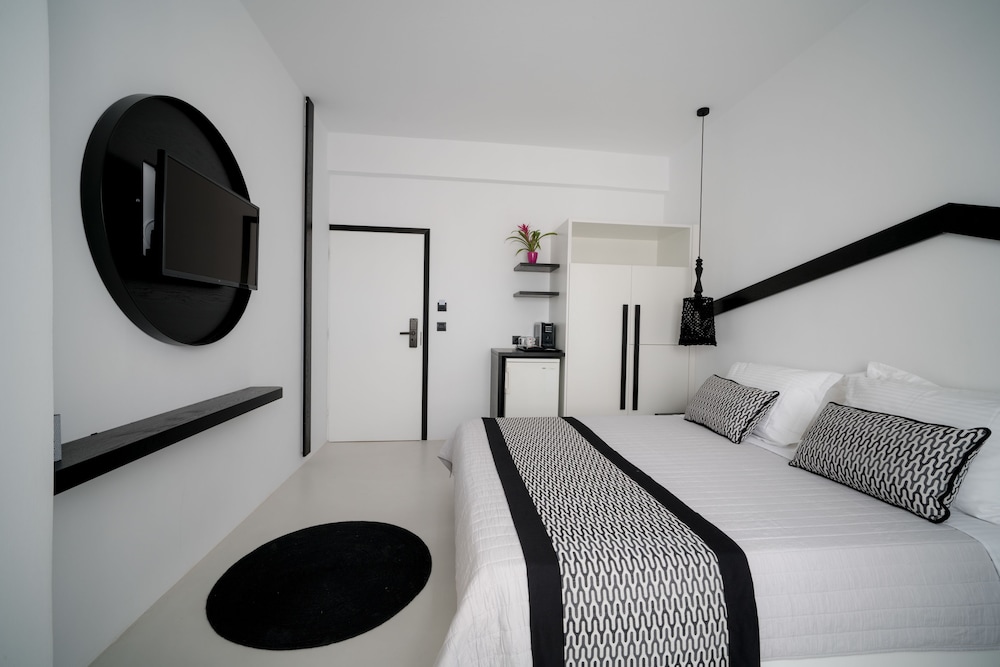 Divelia — Hotel rooms in Perissa, South Aegean