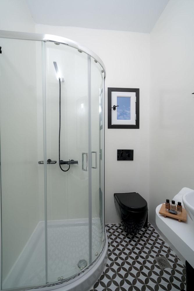 Divelia — Hotel rooms in Perissa, South Aegean