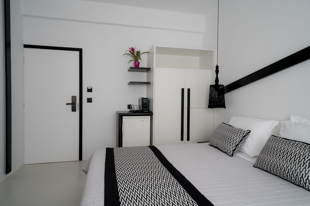 Divelia — Hotel rooms in Perissa, South Aegean
