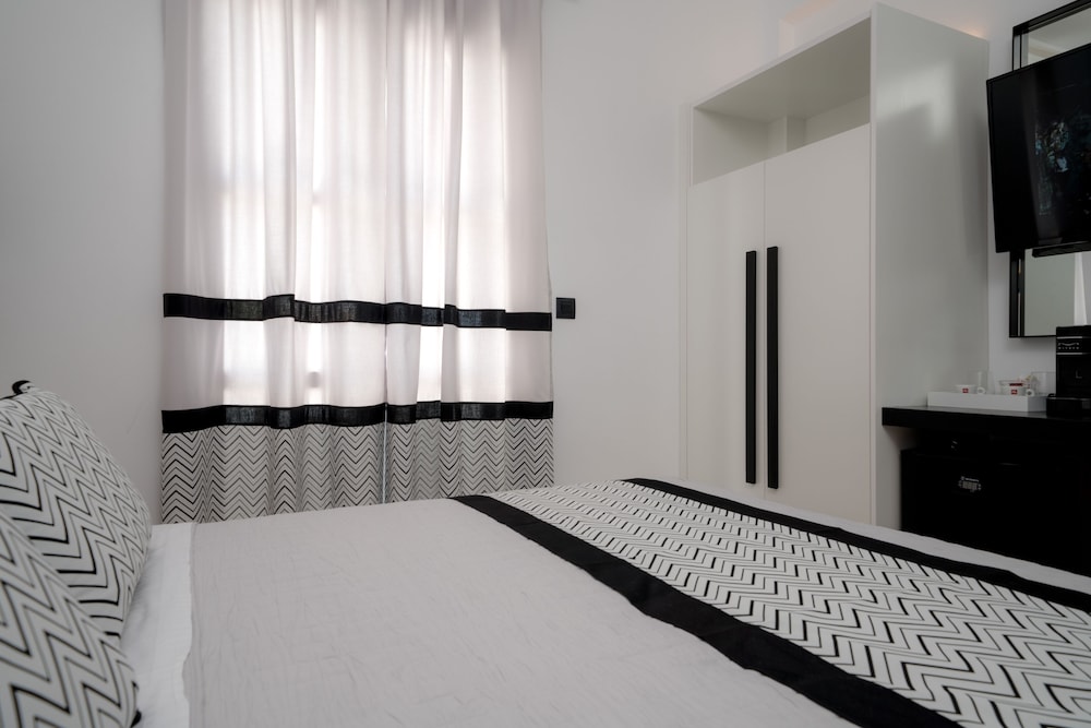 Divelia — Hotel rooms in Perissa, South Aegean