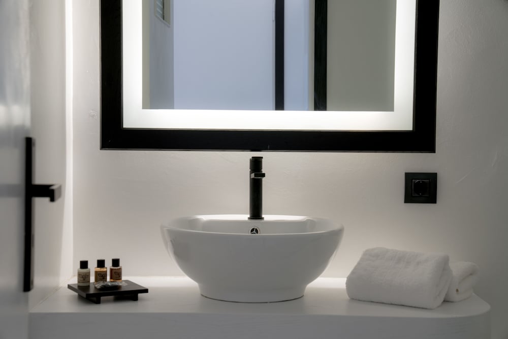 Divelia — Hotel rooms in Perissa, South Aegean