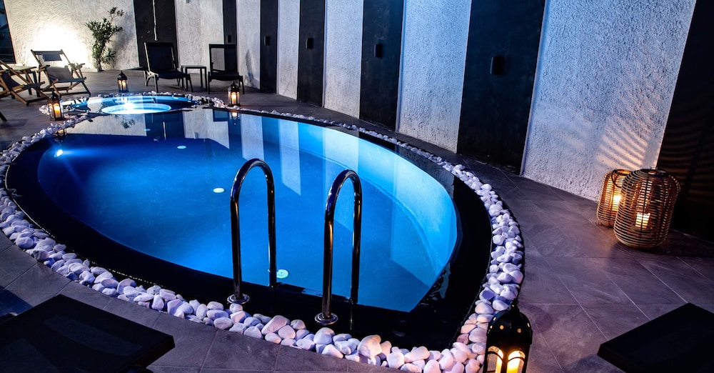 Divelia — Swimming pool in Perissa, South Aegean
