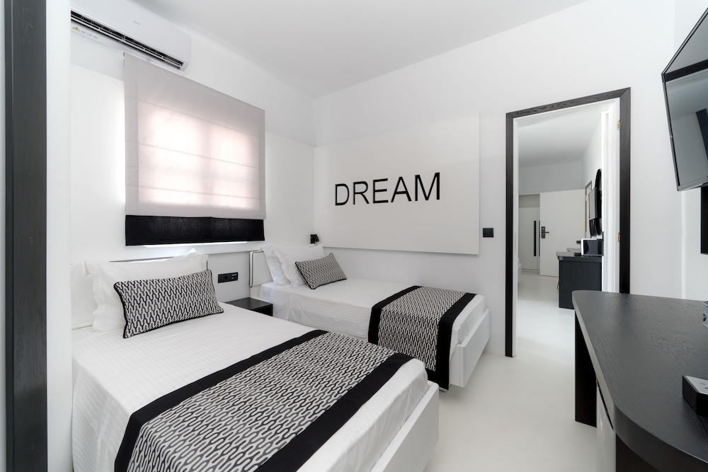 Divelia — Hotel rooms in Perissa, South Aegean