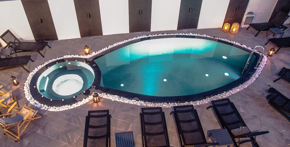 Divelia — Swimming pool in Perissa, South Aegean