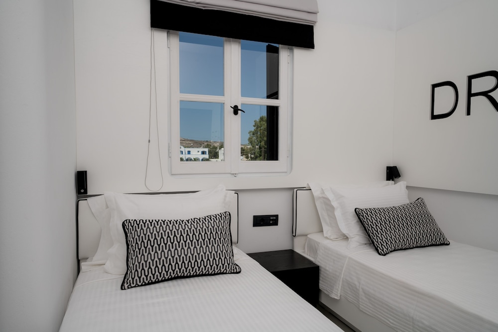 Divelia — Hotel rooms in Perissa, South Aegean