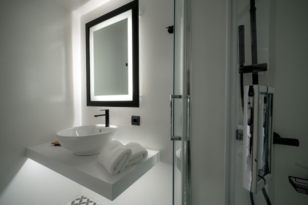 Divelia — Hotel rooms in Perissa, South Aegean