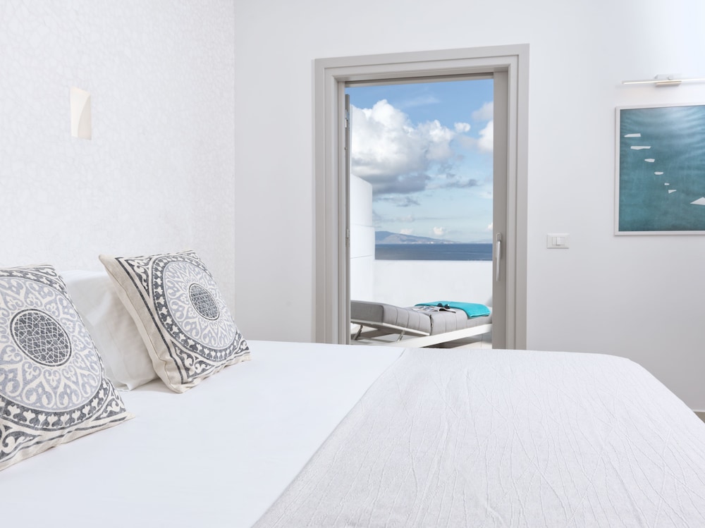 Myst Boutique Hotel — Hotel rooms in Oia, South Aegean
