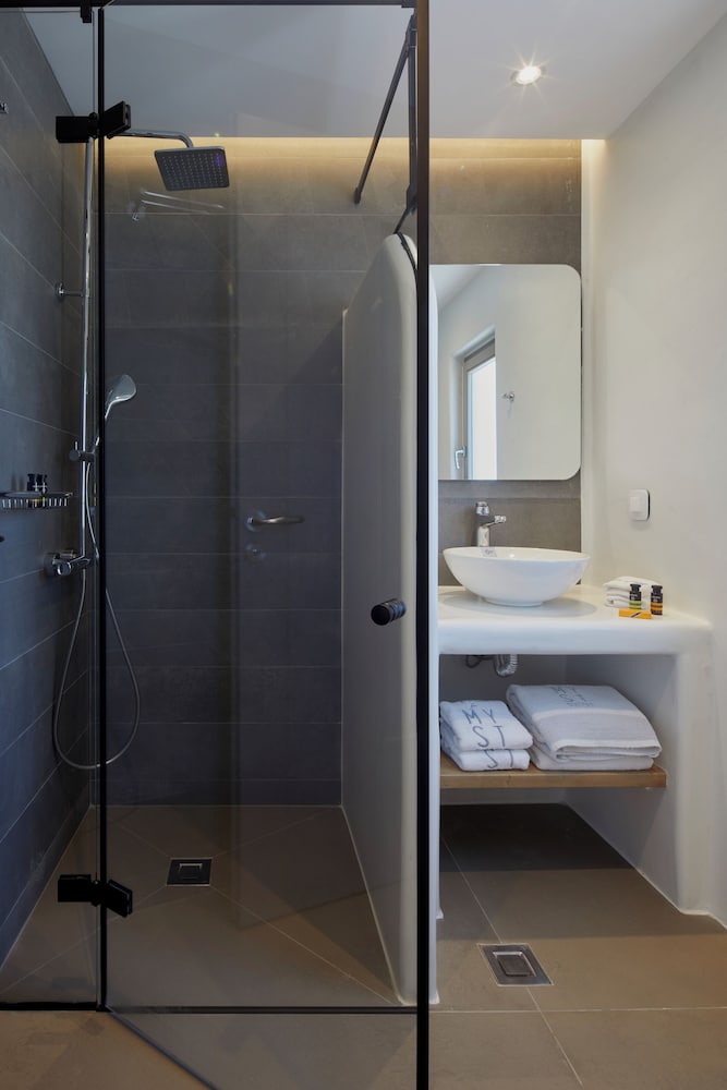 Myst Boutique Hotel — Hotel rooms in Oia, South Aegean