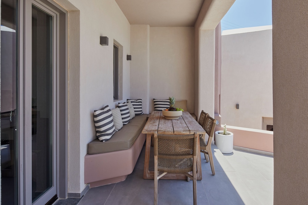 Myst Boutique Hotel — Hotel rooms in Oia, South Aegean